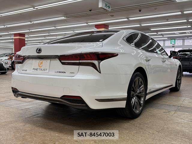 Lexus LS 2017-10 8208388-17