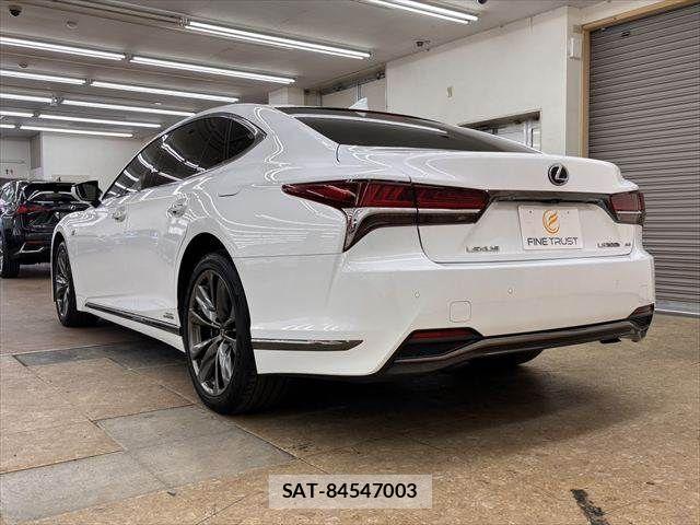 Lexus LS 2017-10 8208388-18