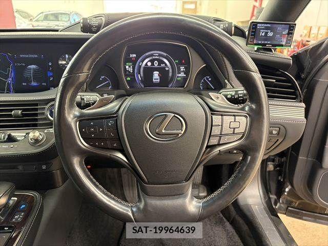 Lexus LS 2018-03 8208389-9