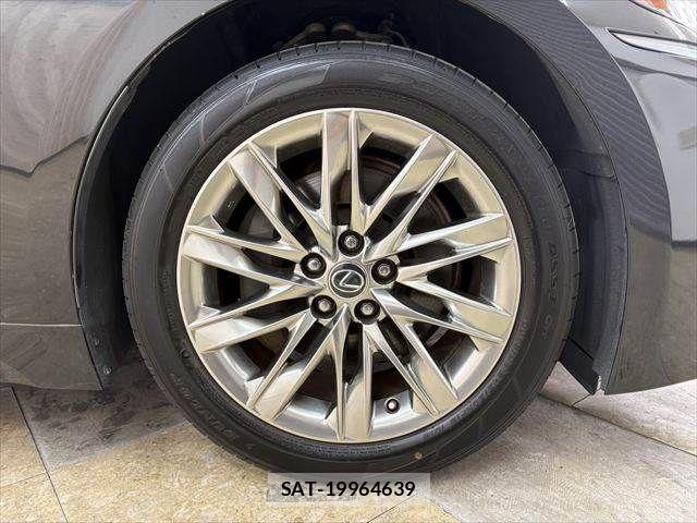Lexus LS 2018-03 8208389-11