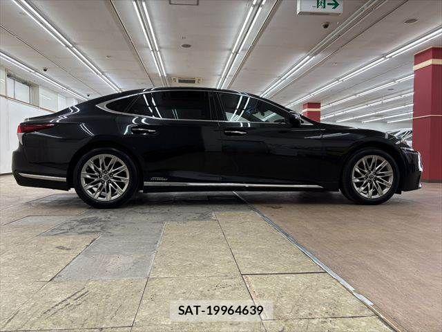 Lexus LS 2018-03 8208389-14