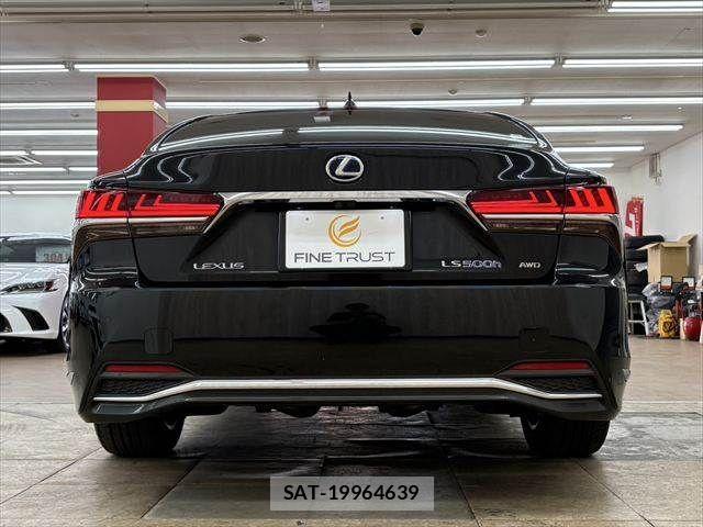 Lexus LS 2018-03 8208389-15
