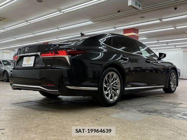 Lexus LS 2018-03 8208389-16