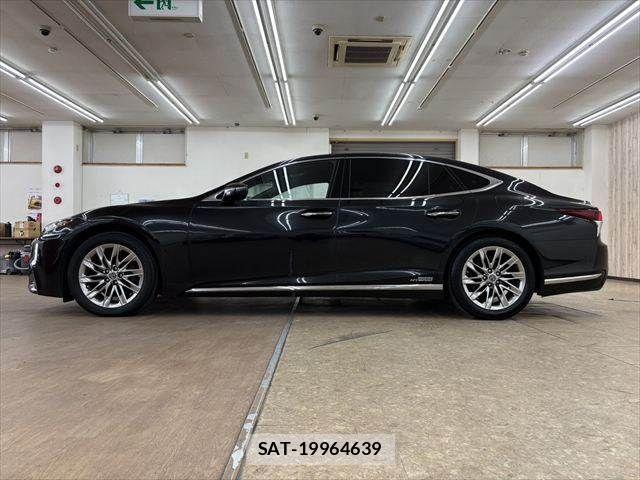 Lexus LS 2018-03 8208389-18