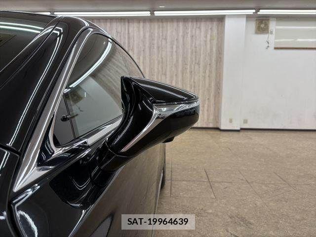 Lexus LS 2018-03 8208389-21