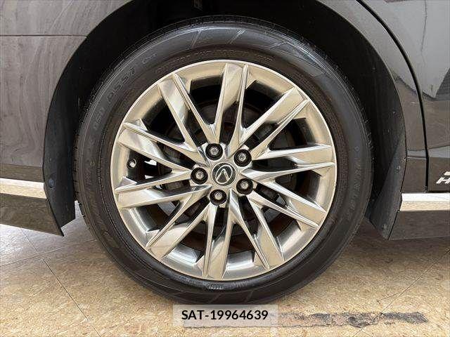Lexus LS 2018-03 8208389-23