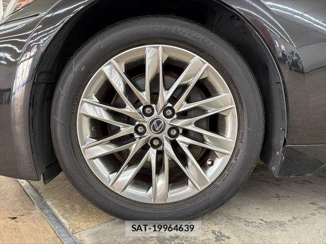 Lexus LS 2018-03 8208389-24