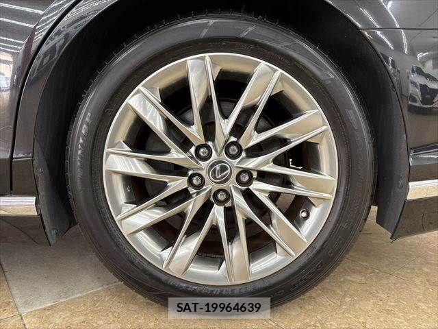 Lexus LS 2018-03 8208389-25