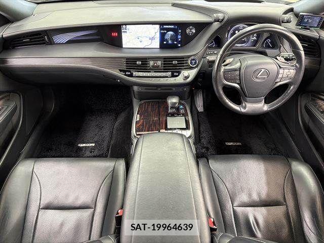 Lexus LS 2018-03 8208389-2