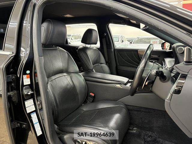 Lexus LS 2018-03 8208389-6