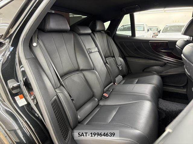 Lexus LS 2018-03 8208389-7