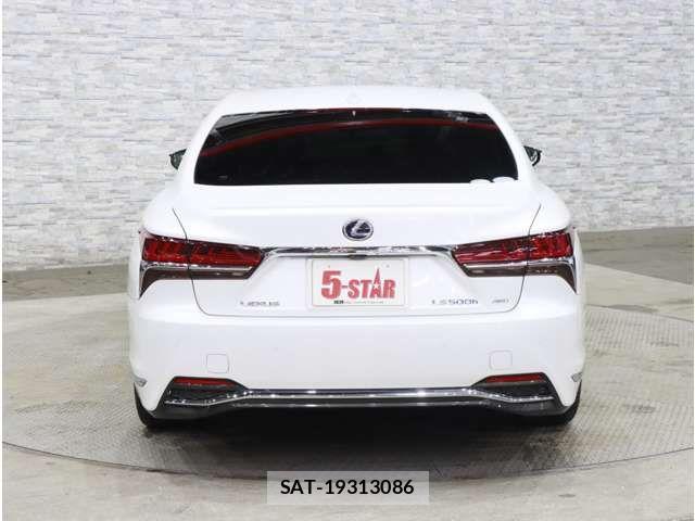 Lexus LS 2017-11 8880519-10