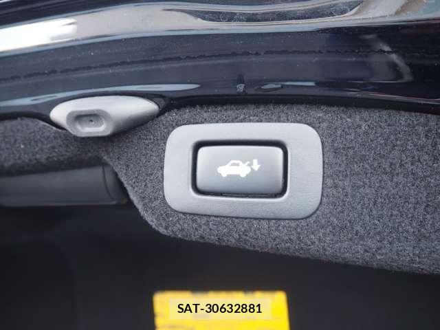 Lexus LS 2012-10 1426427-16