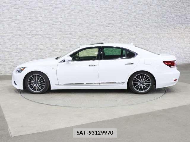 Lexus LS 2012-11 1932593-11