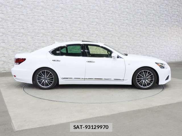 Lexus LS 2012-11 1932593-12