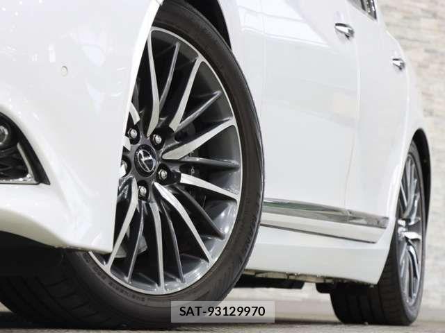 Lexus LS 2012-11 1932593-17