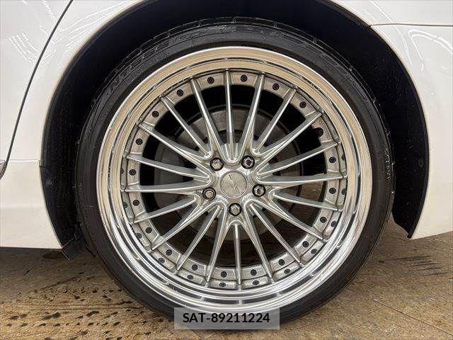 Lexus LS 2013-02 3377922-28