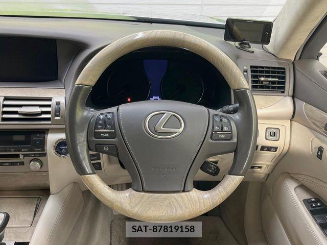 Lexus LS 2013-06 6641846-11