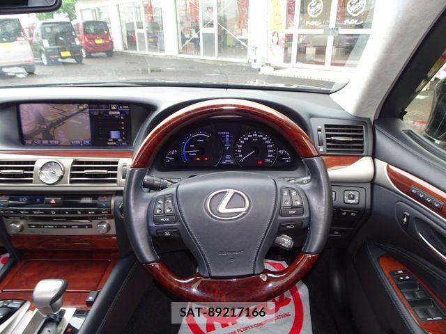 Lexus LS 2013-09 8208390-1