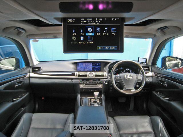 Lexus LS 2012-11 1292178-11