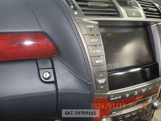 Lexus LS 2011-10 2400908-13