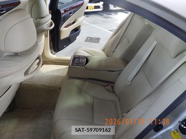 Lexus LS 2011-10 2400908-16