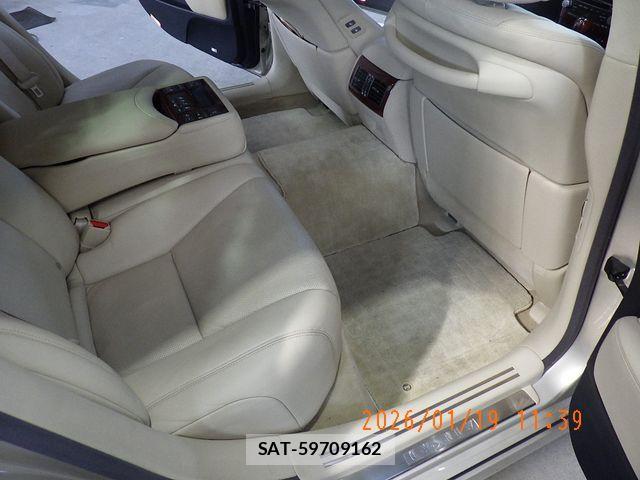 Lexus LS 2011-10 2400908-17