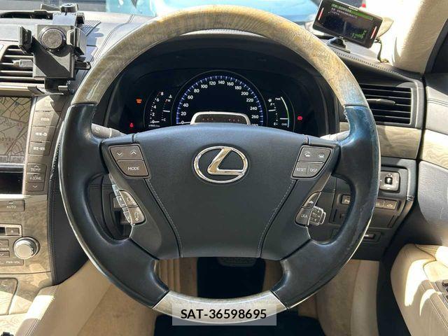 Lexus LS 2012-09 4044649-4