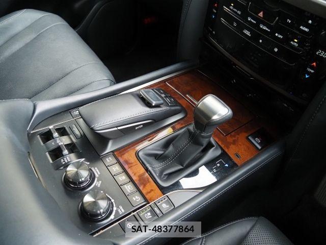 Lexus LX 2019-04 7877372-26