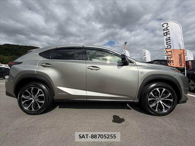 Lexus NX 2015-12 7877409-11