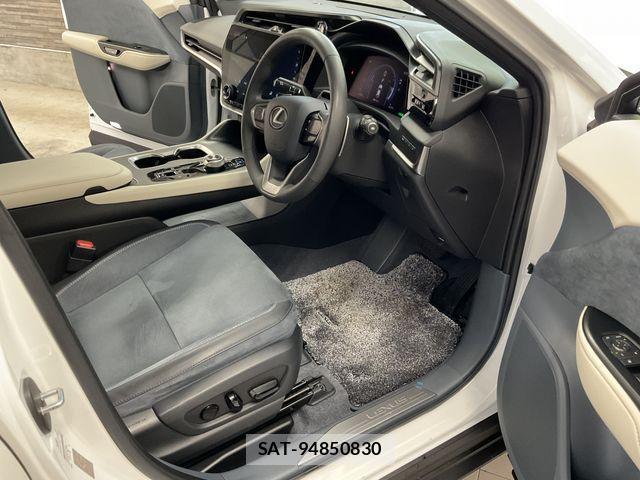 Lexus RZ 2023-10 8036500-1