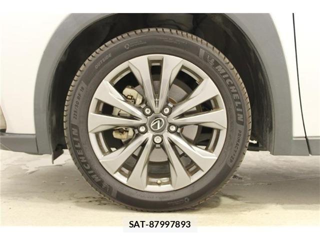 Lexus UX 2019-03 6907879-24