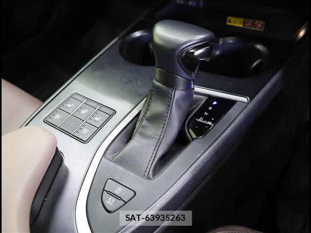 Lexus UX 2022-11 6907873-12