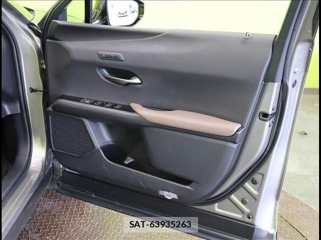 Lexus UX 2022-11 6907873-21