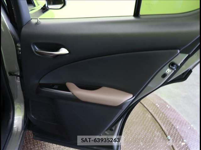 Lexus UX 2022-11 6907873-23