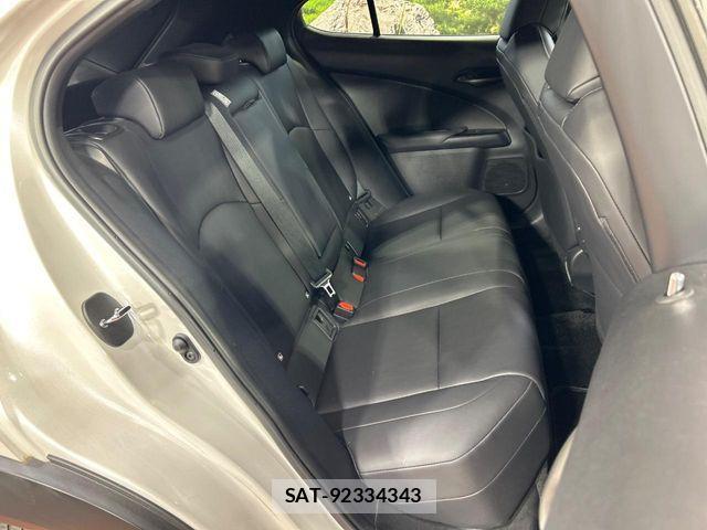 Lexus UX 2019-02 8315239-8
