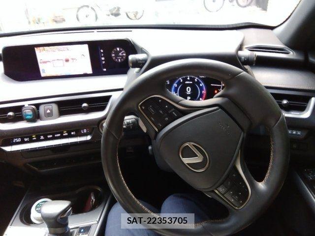 Lexus UX 2021-10 8685870-1