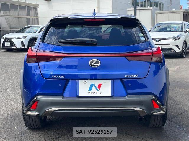 Lexus UX 2018-11 8871371-14