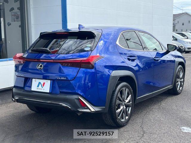 Lexus UX 2018-11 8871371-16