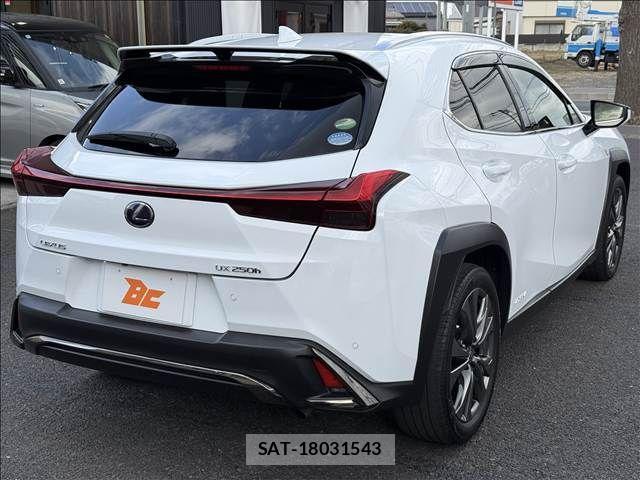 Lexus UX 2020-12 3833357-23