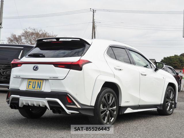 Lexus UX 2021-08 4326402-4