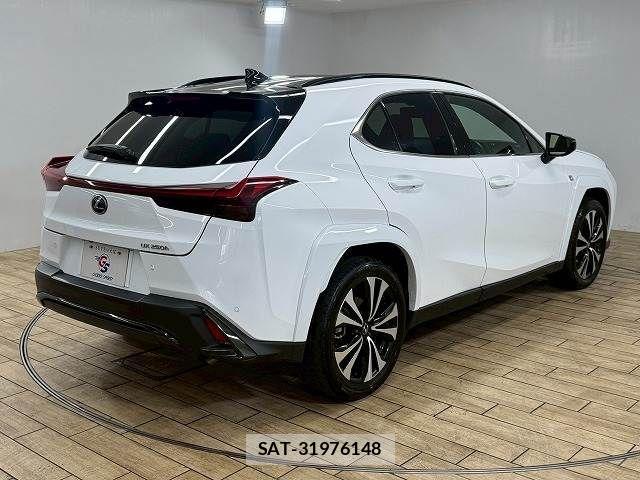 Lexus UX 2023-02 4421914-15