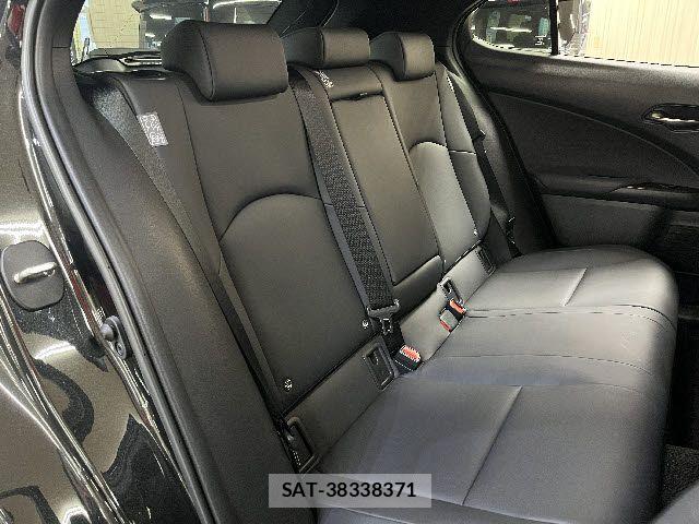Lexus UX 2023-06 6011978-9