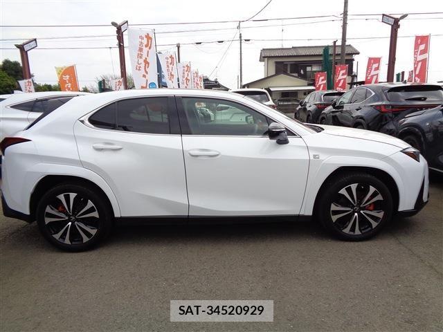 Lexus UX 2023-06 6272162-3