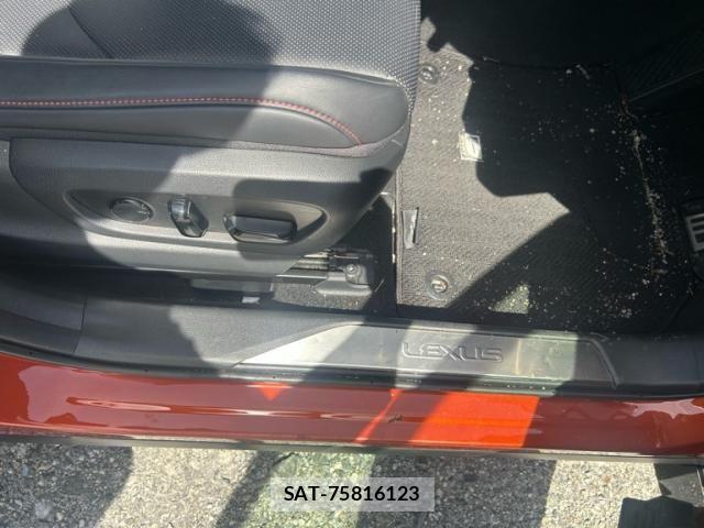 Lexus UX 2019-07 6612980-14