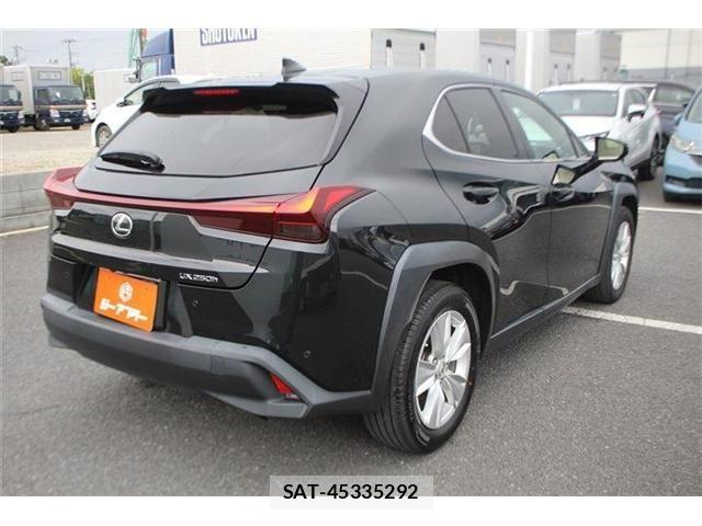 Lexus UX 2023-03 6672336-6