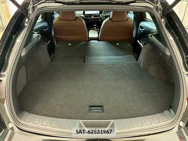 Lexus UX 2023-06 6815771-12