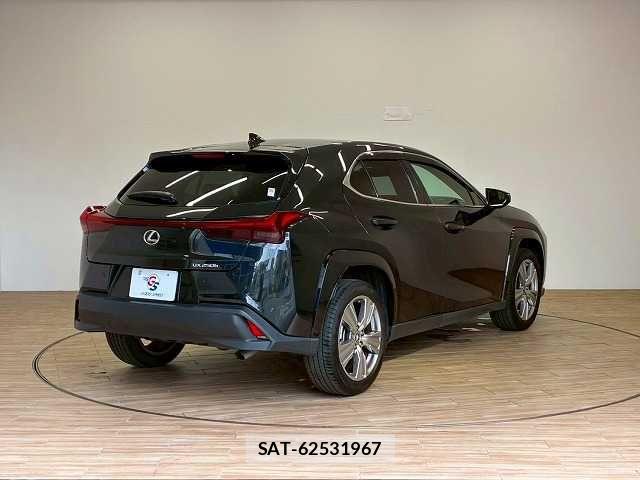 Lexus UX 2023-06 6815771-15