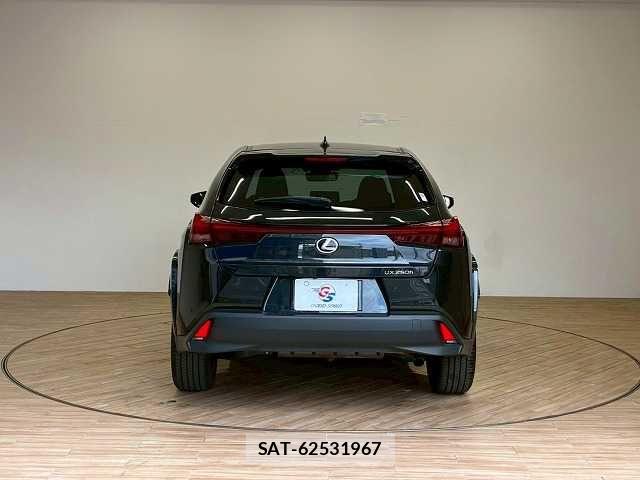 Lexus UX 2023-06 6815771-16