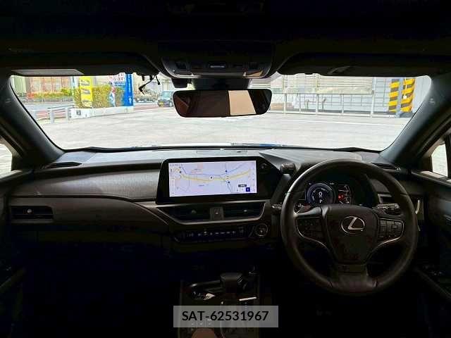 Lexus UX 2023-06 6815771-2
